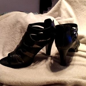 Lane Bryant Never worn Original Box Cut peep toe heel Size 11W Black